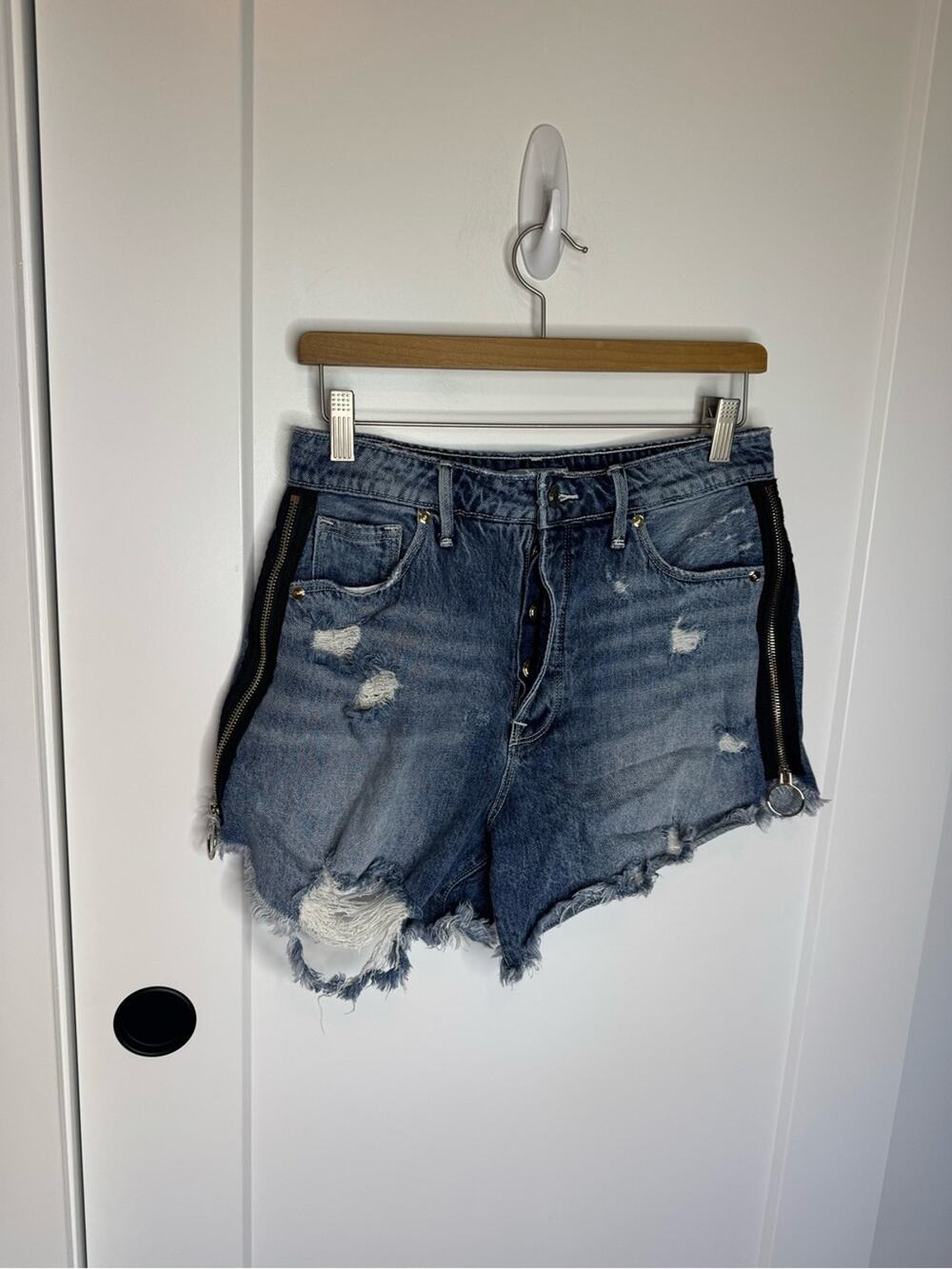 Good American Distressed High Rise Side Zip Denim Jean Shorts Cut Offs Size 4/27